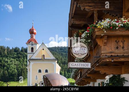 Blick vom Gasthof Wilder Kaiser auf die Pfarrkirche Going am Wilden Kaiser, Bezirk Kitzbühel, Tirol, Österreich Stockfoto