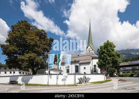 Brunnen- und Pfarrkirche, Scheffau am Wilden Kaiser, Bezirk Kufstein, Tirol, Österreich Stockfoto