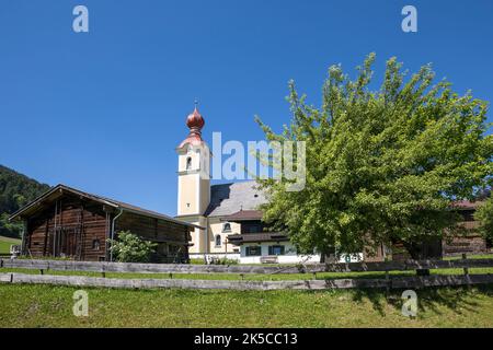 Blick auf die katholische Pfarrkirche zum heiligen Kreuz, Going am Wilden Kaiser, Bezirk Kitzbühel, Tirol, Österreich Stockfoto