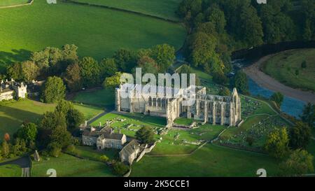 Die Sonne am frühen Morgen erhellt die Bolton Abbey in Wharfedale, N Stockfoto