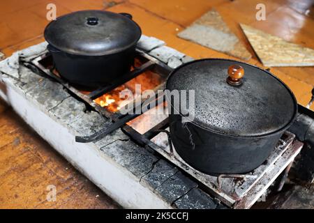Kochen in Kessel auf einem offenen Feuer in der Mitte der Jurte Stockfoto