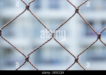 Fensterschutzschirm in einem Gebäude in Rio de Janeiro, Brasilien. Stockfoto