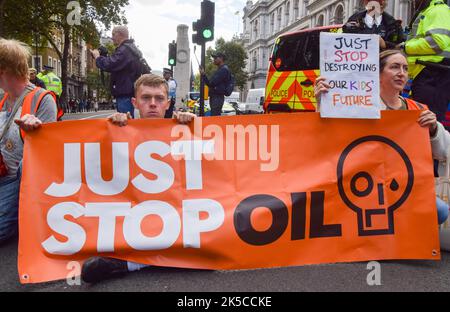 London, Großbritannien. 7.. Oktober 2022. Just Stop Oil-Aktivisten sitzen und blockieren Whitehall vor der Downing Street, während die Klimaschutzgruppe ihre täglichen Proteste in Westminster fortsetzt und fordert, dass die britische Regierung keine neuen Öl- und Gaslizenzen mehr ausgibt. Kredit: Vuk Valcic/Alamy Live Nachrichten Stockfoto