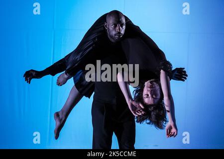 London, Großbritannien. 7.. Oktober 2022. Dance Umbrella 2022: ‘Reverie’ von Georgia Tegou & Michalis Theophanous am Platz. Die britische Premiere der griechischen Performer Tegou und Theophanous neues Werk ‘Reverie’ verbindet Bewegung und bildende Kunst. Das gefeierte Duo zaubert eine fantasiehafte Welt, in der Charaktere einen surrealen und wirbelnden Traumzustand hervorrufen. Das jährliche Flaggschiff-Festival für zeitgenössischen Tanz in London kehrt in diesem Jahr zurück und konzentriert sich dabei besonders auf intersektionale, vielfältige, innovative, internationale und nationale Tänzerinnen. Kredit: Guy Corbishley/Alamy Live Nachrichten Stockfoto