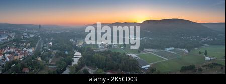 Drohnenaufnahme von Jena bei Sonnenaufgang. Stockfoto