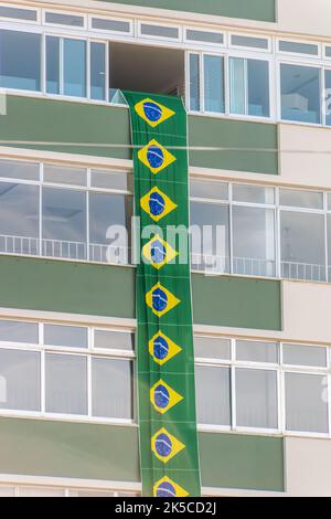 Brasilianische Flagge an der Fassade eines Gebäudes in der Stadt von Rio de Janeiro, Brasilien. Stockfoto