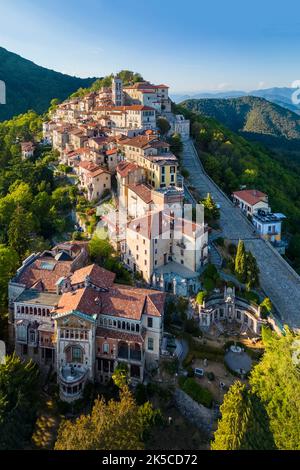 Luftaufnahme von Santa Maria del Monte und den Kapellen des heiligen Weges bei einem Sommeruntergang. Sacro Monte di Varese, Varese, Lombardei, Italien. Stockfoto