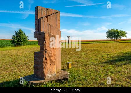 Skulpturen von Ahmad Canaan, Palästina, 2005, und Moshe Shek, Israel 2005, Skulptur Landschaftssteine an der Grenze zum Saargau bei Merzig, Deutschland-Frankreich, Saarland, Deutschland Stockfoto