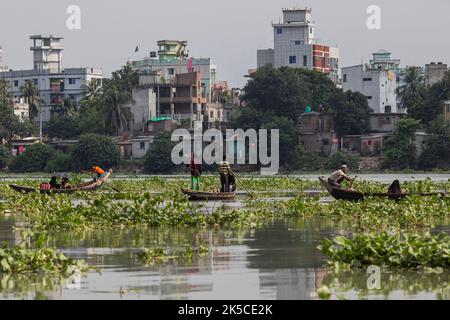 In Dhaka überqueren die Menschen den geschäftigen Buriganga-Fluss mit Booten. Stockfoto