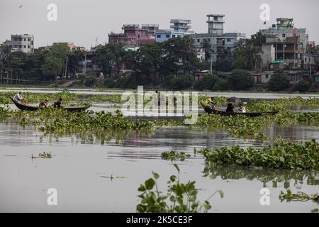 In Dhaka überqueren die Menschen den geschäftigen Buriganga-Fluss mit Booten. Stockfoto