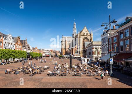 Marktplatz Grote Markt mit St. Bavo Kirche in Haarlem bei Amsterdam, Niederlande, Europa Stockfoto