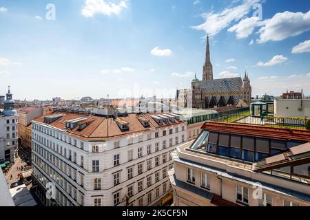 Über den Dächern von Wien mit Blick auf den Stephansdom Stockfoto