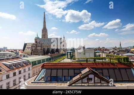 Über den Dächern von Wien mit Blick auf den Stephansdom Stockfoto