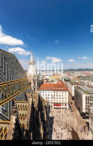 Blick über die Dächer von Wien vom Stephansdom aus Stockfoto