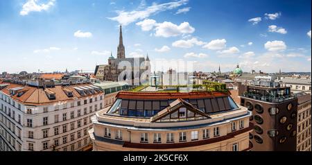 Über den Dächern von Wien mit Blick auf den Stephansdom Stockfoto