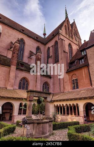 Brunnen und Kreuzgang der Kirche Saint-Pierre-le-Jeune protestant. Straßburg, Elsass, Frankreich. Stockfoto