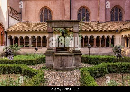 Brunnen und Kreuzgang der Kirche Saint-Pierre-le-Jeune protestant. Straßburg, Elsass, Frankreich. Stockfoto