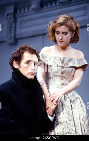 Mark Rylance (Hamlet), Sylvestra le Touzel (Ophelia) in HAMLET von Shakespeare Royal Shakespeare Company (RSC) / UK Regional Tour 1988 Musik: Claire van Kampen Design: Antony McDonald Beleuchtung: David Cunningham Regie: Ron Daniels Stockfoto