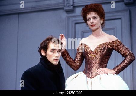 Mark Rylance (Hamlet), Elizabeth Bell (Gertrude) in HAMLET von Shakespeare Royal Shakespeare Company (RSC) / UK Regional Tour 1988 Musik: Claire van Kampen Design: Antony McDonald Beleuchtung: David Cunningham Regie: Ron Daniels Stockfoto