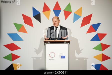 Prag, Tschechische Republik. 07. Oktober 2022. Bundeskanzler Olaf Scholz (SPD) hält nach dem informellen EU-Gipfel eine Pressekonferenz auf der Prager Burg ab. Themen sind der Krieg Russlands gegen die Ukraine, die Energiekrise und die wirtschaftliche Lage. Quelle: Kay Nietfeld/dpa/Alamy Live News Stockfoto