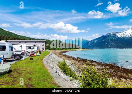 Freizeitfahrzeuge lagerten am Chilkoot Inlet, am Upper Lynn Canal, an den Coast Mountains im Hintergrund, am Ozean, im Wohnmobil-Park, in Haines, Alaska; USA Stockfoto