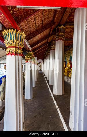 Galerie mit sitzenden Buddhas, Wat Arun, Tempel der Morgenröte, Bangkok, Thailand, Asien Stockfoto