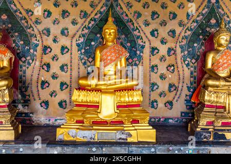 Galerie mit sitzenden Buddhas, Wat Arun, Tempel der Morgenröte, Bangkok, Thailand, Asien Stockfoto