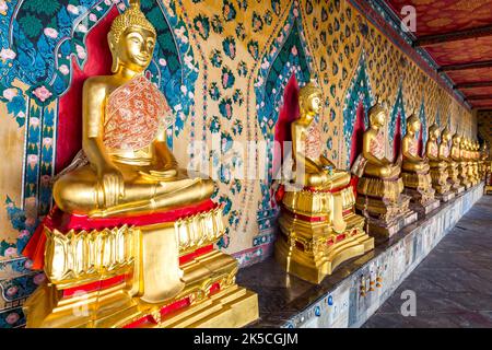 Galerie mit sitzenden Buddhas, Wat Arun, Tempel der Morgenröte, Bangkok, Thailand, Asien Stockfoto