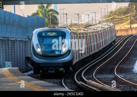 U-Bahn in Rio de Janeiro, Brasilien - 07. September 2022: U-Bahn, die an einem Bahnhof in Rio de Janeiro ankommt. Stockfoto