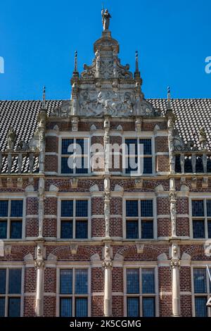 Deutschland, Bocholt, Niederrhein, Westmuensterland, Münsterland, Westfalen, Nordrhein-Westfalen, NRW, Historisches Rathaus Bocholt, Renaissance, Teilansicht, Zwerggiebel mit dem Stadtpatron Georg im Kampf mit dem Drachen Stockfoto