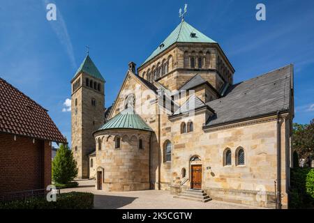 Deutschland, Rosendahl, Baumberge, Westmünsterland, Münsterland, Westfalen, Nordrhein-Westfalen, Rosendahl-Osterwick, katholische Pfarrkirche St. Fabian und St. Sebastian, Baumberger Sandstein, Neoromanisch Stockfoto