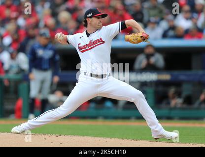 Cleveland, USA. 07. Oktober 2022. Cleveland Guardians startet Pitcher Shane Bieber wirft im ersten Inning gegen die Tampa Bay Rays in einem AL Wild Card Spiel im Progressive Field in Cleveland, Ohio am Freitag, 7. Oktober 2022. Foto von Aaron Josefczyk/UPI Credit: UPI/Alamy Live News Stockfoto