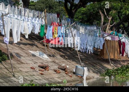 Dhaka, Bangladesch. 7. Oktober 2022. Am Ufer des Buriganga im Kamrangirchar-Gebiet in Dhaka werden Kleider gewaschen und getrocknet. (Bild: © Sazzad Hossain/SOPA Images via ZUMA Press Wire) Stockfoto