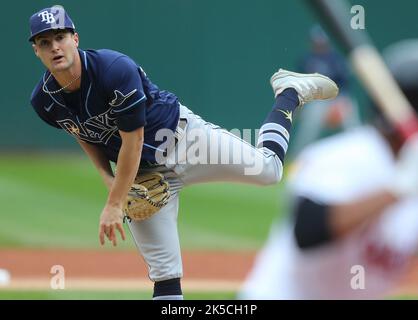 Cleveland, USA. 07. Oktober 2022. Tampa Bay Rays Starting Pitcher Shane McClanahan wirft im ersten Inning gegen die Cleveland Guardians in einem AL Wild Card Spiel im Progressive Field in Cleveland, Ohio am Freitag, 7. Oktober 2022. Foto von Aaron Josefczyk/UPI Credit: UPI/Alamy Live News Stockfoto