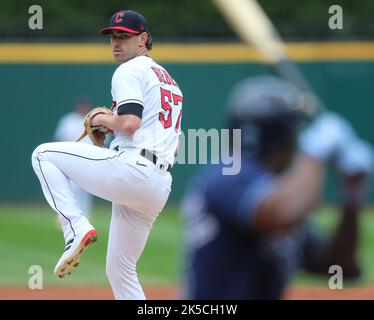 Cleveland, USA. 07. Oktober 2022. Cleveland Guardians startet Pitcher Shane Bieber wirft im ersten Inning gegen die Tampa Bay Rays in einem AL Wild Card Spiel im Progressive Field in Cleveland, Ohio am Freitag, 7. Oktober 2022. Foto von Aaron Josefczyk/UPI Credit: UPI/Alamy Live News Stockfoto