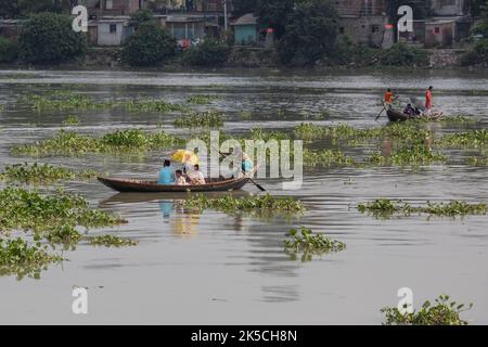 Dhaka, Bangladesch. 07. Oktober 2022. In Dhaka überqueren die Menschen den geschäftigen Buriganga-Fluss mit Booten. (Foto: Sazzad Hossain/SOPA Images/Sipa USA) Quelle: SIPA USA/Alamy Live News Stockfoto