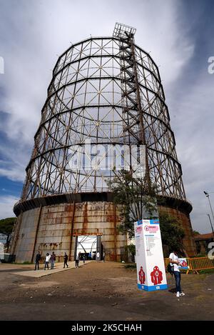 Rom, Italien. 07. Oktober 2022. Außenansicht von Gazometro, einem wichtigen Beispiel der Industriearchäologie im Bezirk Ostiense, einem der Orte der Ausgabe 10. des Maker Faire, der größten europäischen Veranstaltung für Innovation. Kredit: SOPA Images Limited/Alamy Live Nachrichten Stockfoto