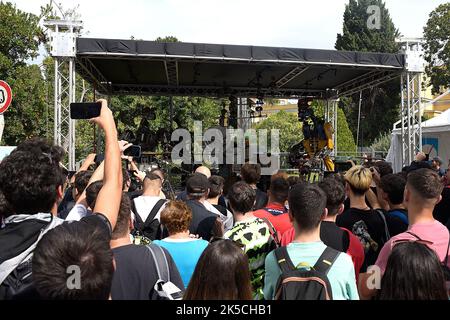 Rom, Italien. 07. Oktober 2022. Robot Rock Band tritt während der Ausgabe 10. von Maker Faire, der größten europäischen Veranstaltung für Innovation, auf. Kredit: SOPA Images Limited/Alamy Live Nachrichten Stockfoto