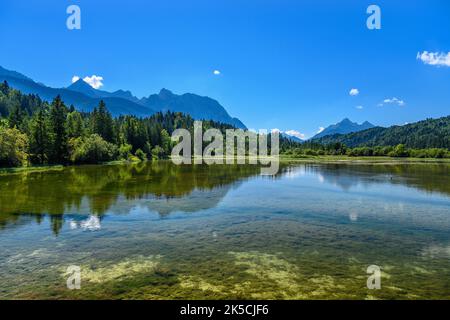 Deutschland, Bayern, Werdenfelser Land, Krün, Isarreservoir gegen Karwendelgebirge und Arnspitz-Gruppe Stockfoto