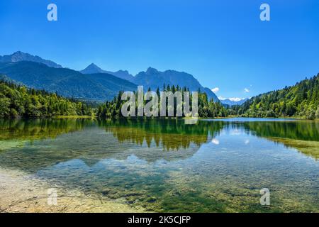 Deutschland, Bayern, Werdenfelser Land, Krün, Isarreservoir gegen das Karwendelgebirge Stockfoto