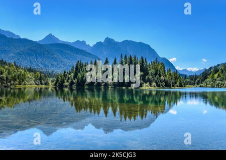 Deutschland, Bayern, Werdenfelser Land, Krün, Isarreservoir gegen das Karwendelgebirge Stockfoto