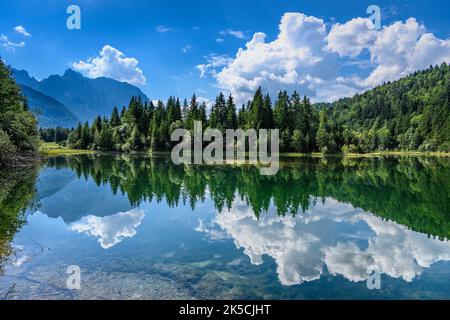 Deutschland, Bayern, Werdenfelser Land, Krün, Isarreservoir gegen das Karwendelgebirge Stockfoto