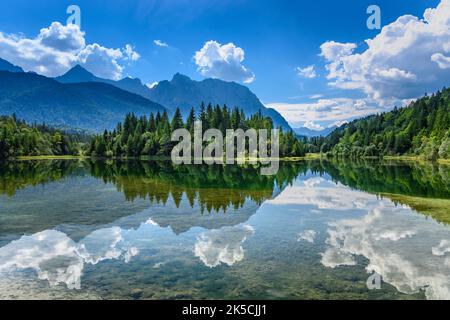 Deutschland, Bayern, Werdenfelser Land, Krün, Isarreservoir gegen das Karwendelgebirge Stockfoto