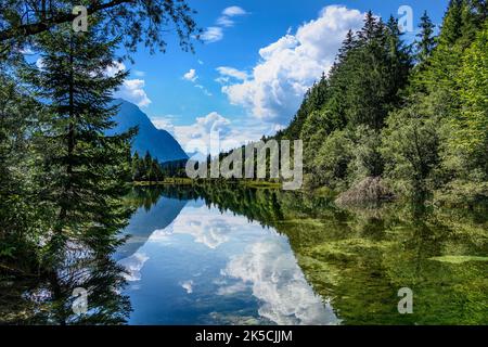 Deutschland, Bayern, Werdenfelser Land, Krün, Isarreservoir gegen das Karwendelgebirge Stockfoto