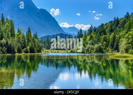 Deutschland, Bayern, Werdenfelser Land, Krün, Isarreservoir gegen das Karwendelgebirge Stockfoto