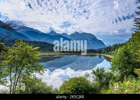 Deutschland, Bayern, Werdenfelser Land, Krün, Isarreservoir gegen das Karwendelgebirge Stockfoto