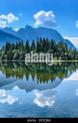 Deutschland, Bayern, Werdenfelser Land, Krün, Isarreservoir gegen das Karwendelgebirge Stockfoto