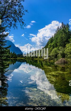 Deutschland, Bayern, Werdenfelser Land, Krün, Isarreservoir gegen das Karwendelgebirge Stockfoto