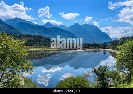 Deutschland, Bayern, Werdenfelser Land, Krün, Isarreservoir gegen das Karwendelgebirge Stockfoto