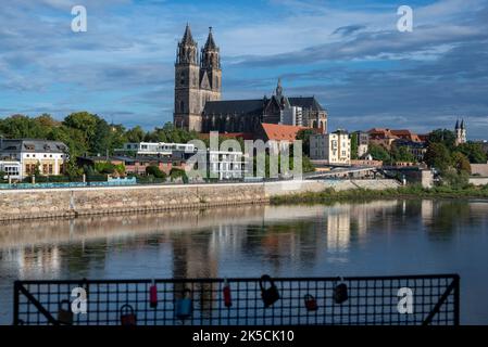 Magdeburger Dom, Elbpromenade, Elbe, Magdeburg, Sachsen-Anhalt, Deutschland Stockfoto